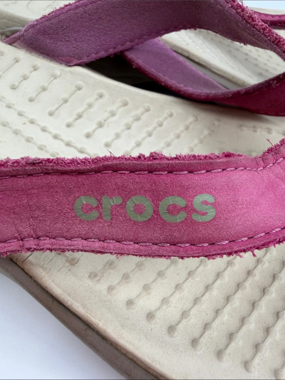 CROCS Capri IV Women's Size 7.0 Fuchsia Suede Cream Footbed